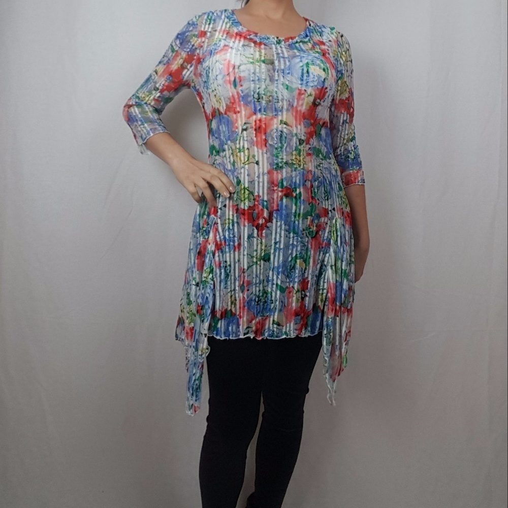 NWT Kaktus FLORAL 3/4 Sleeve Shark Bite Hem‎ Tunic